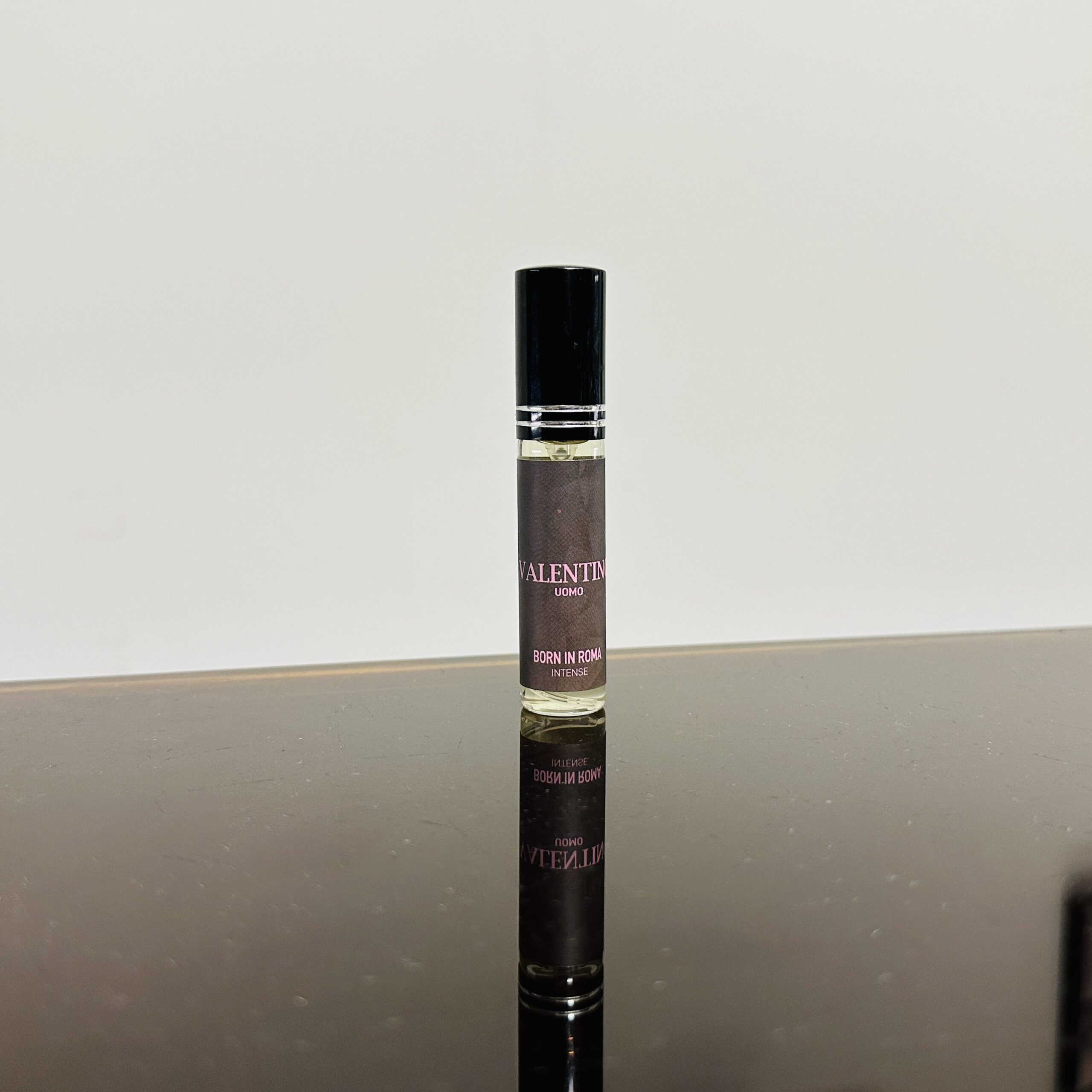 Valentino Born In Roma Intense Perfume Oil - Image 3